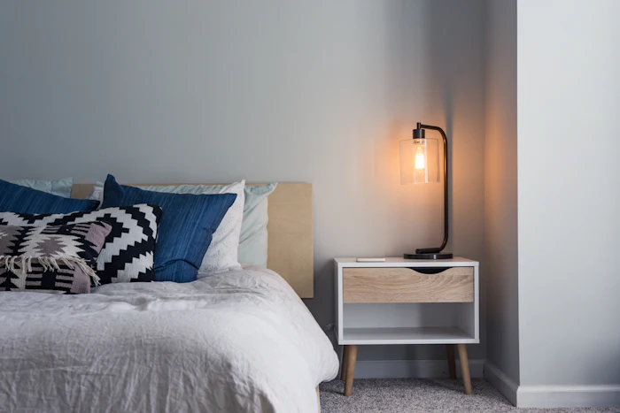 Quarto simples e arrumado, com cama de solteiro