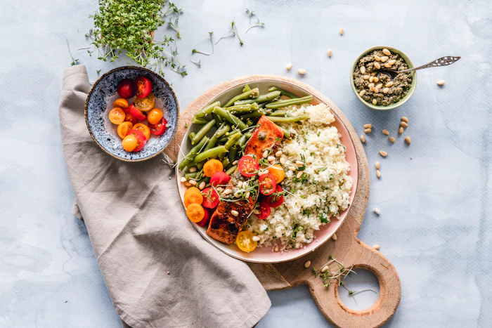 Prato de comida caseira com legumes e salada